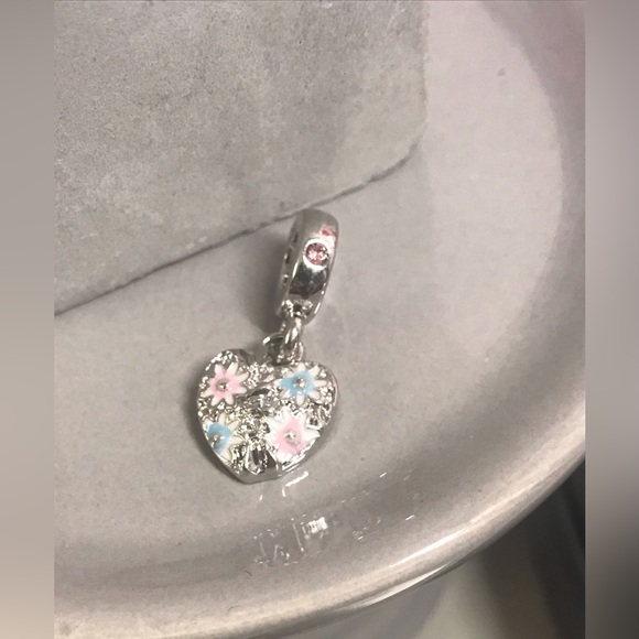 💐💖Dainty Heart with Flowers /Silvertone Charm* Pandora STYLE*  1 Pc  NWT - Picture 2 of 8
